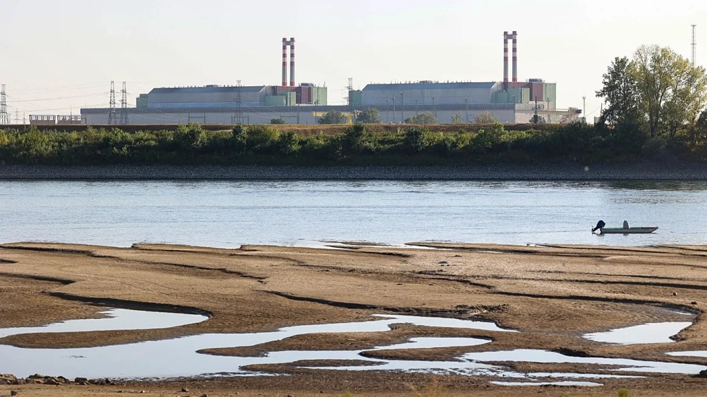 Centrala nucleară Paks din Ungaria riscă oprirea completă. Dunărea a ajuns la un nivel minim&nbsp;istoric