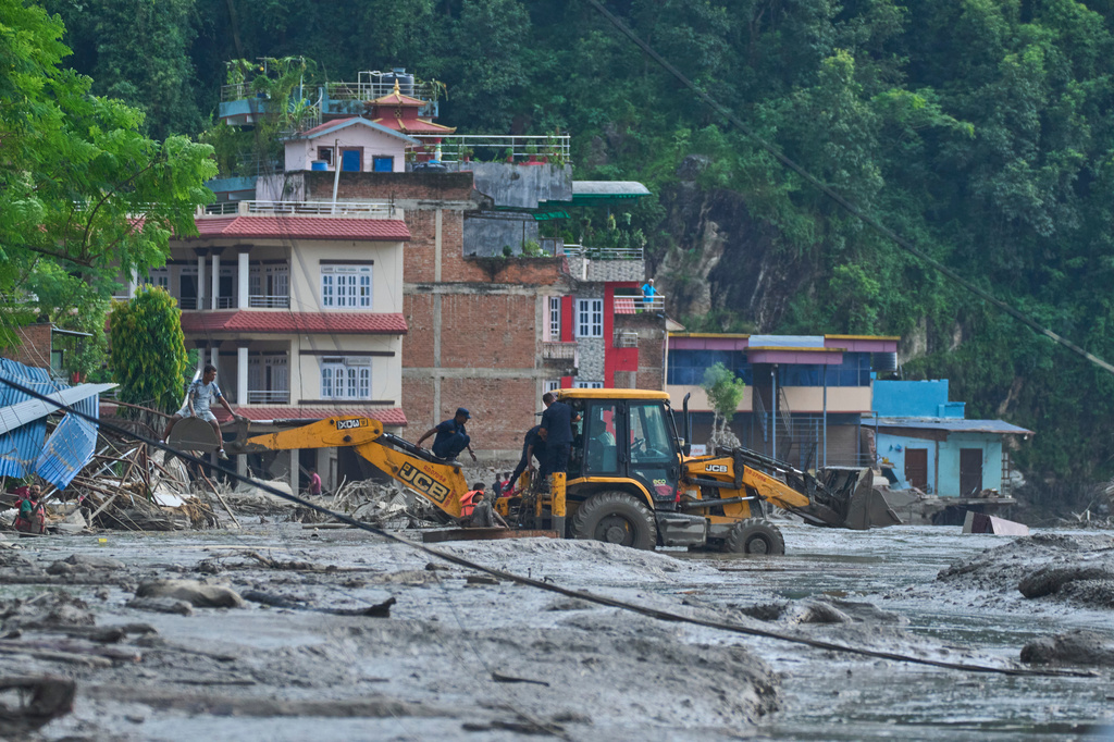 Dezastru în Himalaya: aproape 3.000 de persoane dispărute după inundațiile de la granița&nbsp;Nepal–China