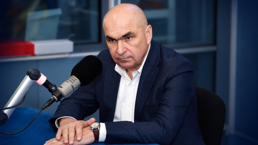 Ilie Bolojan în timpul unui interviu, imagine folosită pentru articolul despre posibila componență a Guvernului Mureșan