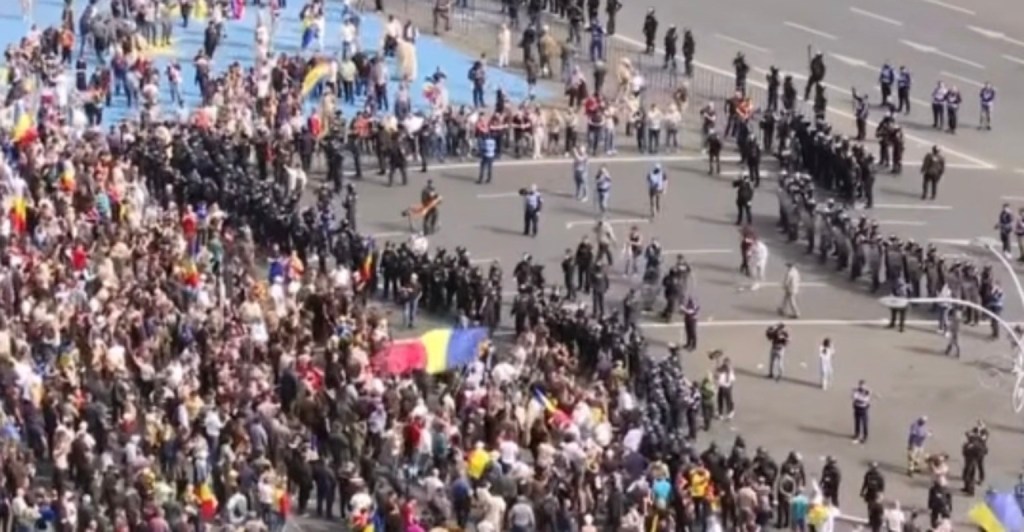 Haos în Piața Victoriei: cordoanele jandarmilor, rupte. Grupuri încearcă să intre în Guvern